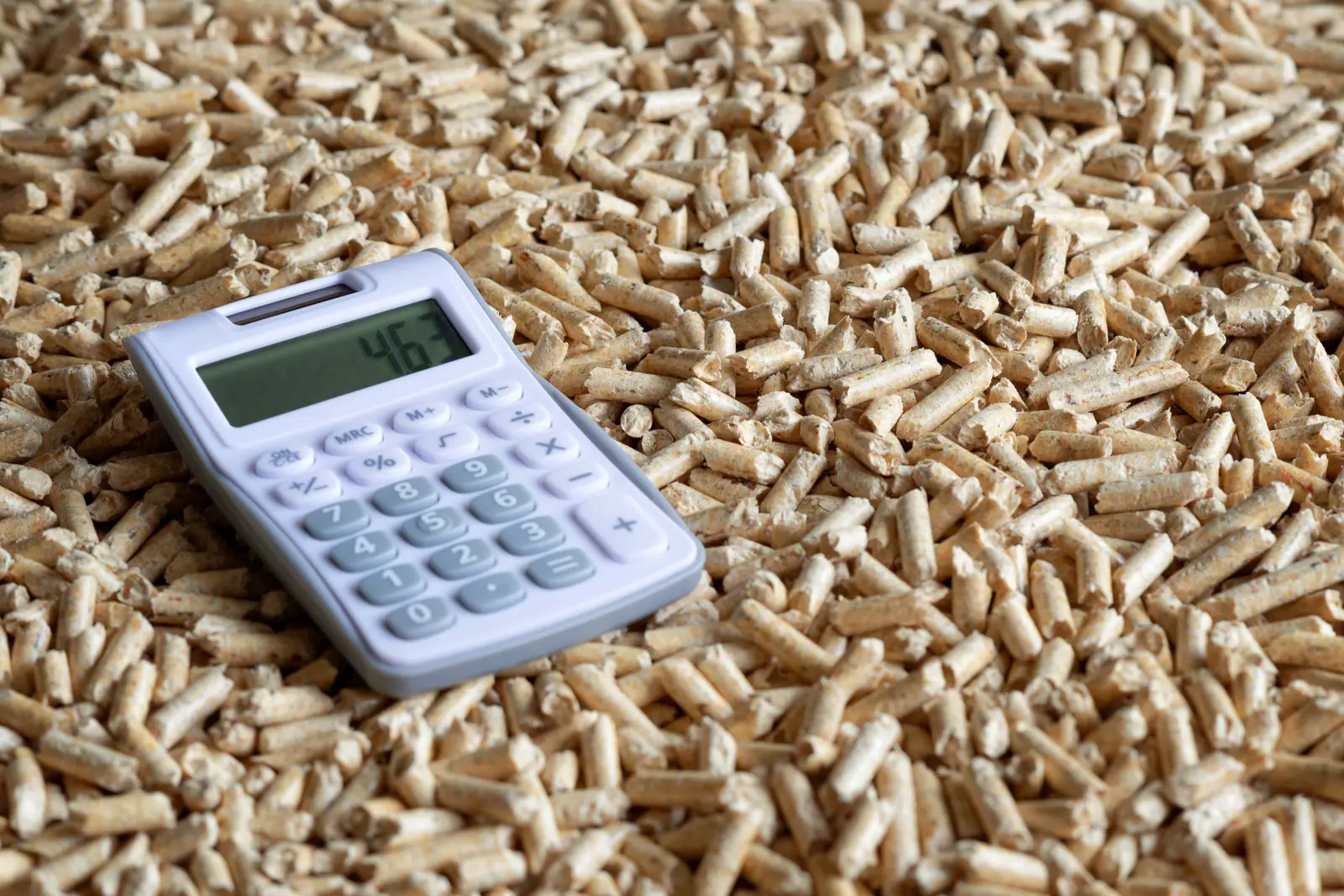 Taschenrechner auf Holzpellets